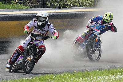 Im Training: Tobias Busch vor Stephan Katt