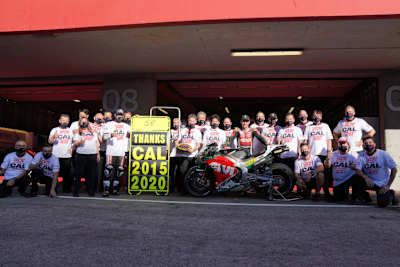 Familenfoto zum Abschied: Cal Crutchlow umgeben vom LCR-Team