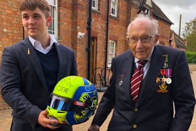 Lando Norris liess Captain Tom Moore einen Helm zukommen