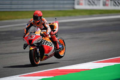 Marc Márquez kurz vor dem Einlenkpunkt in Kurve 1 von Portimão
