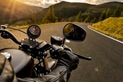 Cmoto Corbin: Bordcomputer mit Display in klassischer Analog-Anmutung