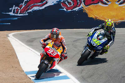 MotoGP-WM 2013: Marc Márquez trickste Rossi in der Corkscrew aus – neben der Piste