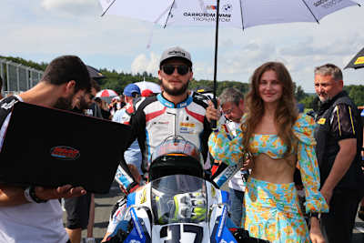 Ilya Mikhalchik mit charmanter Unterstützung