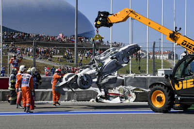 Der zerstörte Wagen von Luca Ghiotto