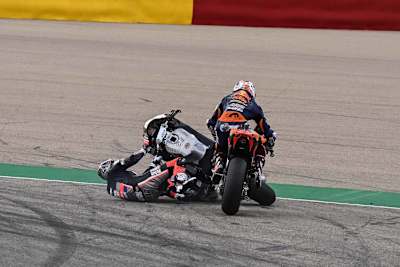 Kurve 1: Lüthi kann Daniel nicht ausweichen und stürzt, Nagashima bleibt dagegen sitzen