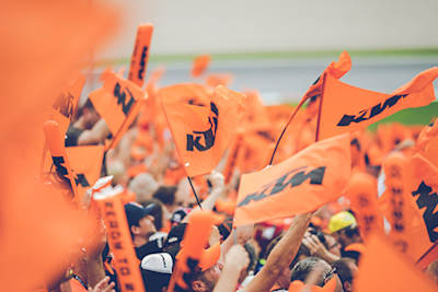 Besondere Atmosphäre auf der KTM-Tribüne