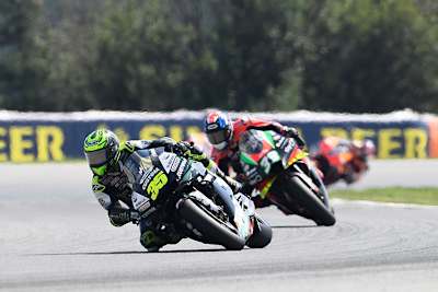 Im Rennen: Cal Crutchlow vor Bradley Smith, dahinter Bradl