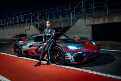 Lewis Hamilton mit dem Mercedes-AMG Project ONE