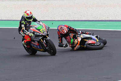 Kurve 14: Aegerter schiebt sich vorbei, Torres stürzt