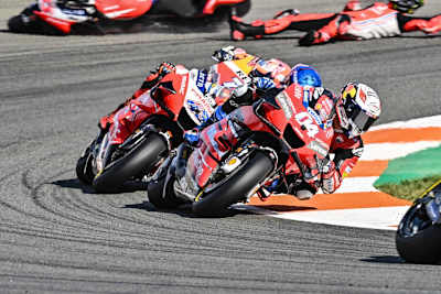 Dovizioso vor Miller und Alex Márquez, dahinter stürzt Pecco Bagnaia