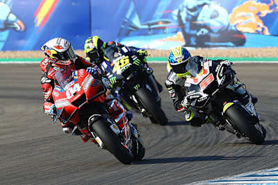 Andrea Dovizioso (04) vor Rabat und Rossi