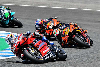 Starkes Debüt: Brad Binder (33) in der Anfangsphase hinter Dovizioso und Pol Espargaró, dahinter Morbidelli 