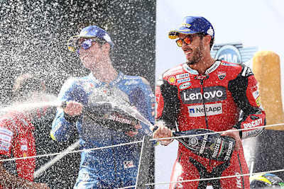 Sieger Dovi neben Joan Mir