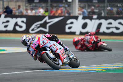 Der entscheidende Moment: Bastianini führt, dahinter stürzt Bagnaia