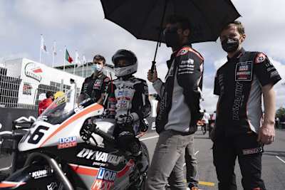 Phillip Tonn mit Teammanager Dirk Reißmann (rechts) in der Startaufstellung des European Talent Cup