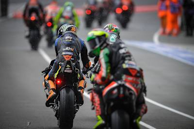 Luca Marini (links) kurz nach dem Bike-Wechsel