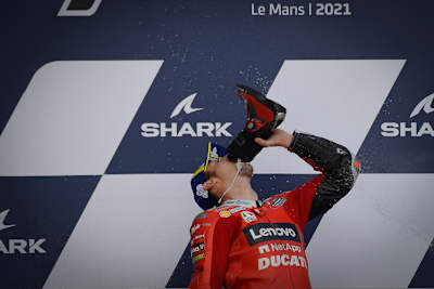 Jack Miller mit dem «Shoey» auf dem Podium von Le Mans