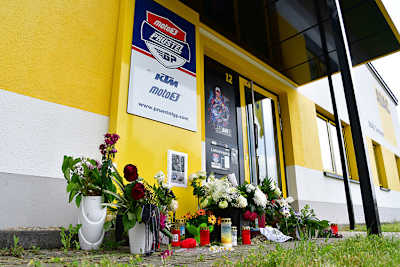 PrüstelGP-Teamquartier: Blumen für Jason