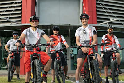 Angeführt von Chaz Davies erinnerte eine kleine Gruppe von Ducati-Mitarbeitern an Nicky Hayden