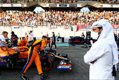 Prösterchen: Max Verstappen und Lewis Hamilton nach dem Bahrain-GP