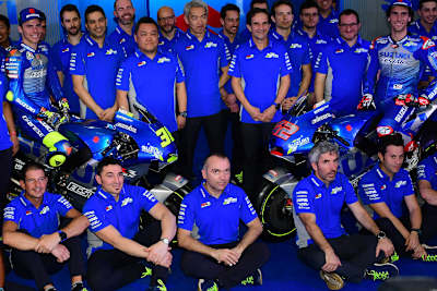 Suzuki-Teamvorstellung 2020 mit Elvio Deganello (ganz vorne, Dritter von links)