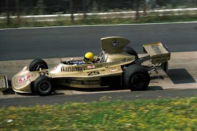 Harald Ertl mit dem Warsteiner-Hesketh auf dem Nürburgring 1975