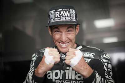 Aleix Espargaró im schwarzen Wintertest-Leder