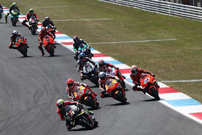 Die Verfolgergruppe: Aleix Espargaró (41) vor Márquez, Pol Espargaró, Lecuona (27), Martin und Alex Márquez (73)