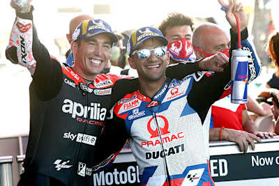 Jubel: Aleix Espargaró mit Jorge Martin (rechts)