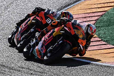 Das KTM-Duo Pol Espargaró (44) und Brad Binder fuhr auf die Plätze 12 und 11