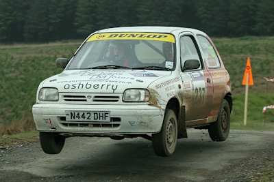 Elfyn Evans in seinem Nissan Miicra