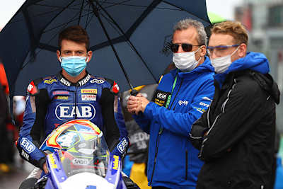 Teamchef Ferry Schoenmakers (Mitte) 2020 mit Steven Odendaal (li.)