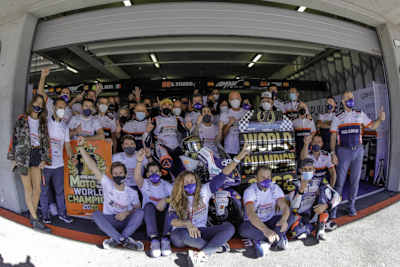 Das Aspar Team feiert seinen fünften WM-Titel