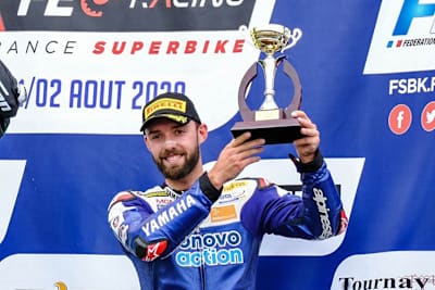 Jonas Folger holt sich zwei Pokale ab