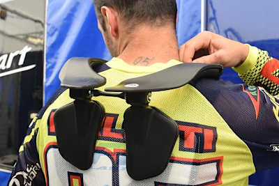 So sieht das «Neckbrace» der Crossfahrer aus