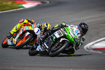 Spannender Zweikampf: Marvin Siebdrath (94) und Lennox Lehmann