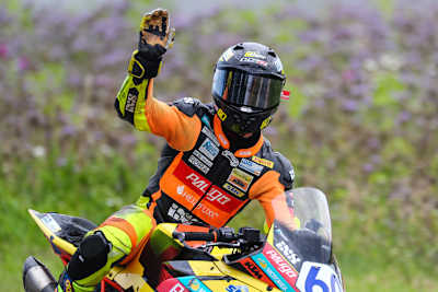 Doppelsieger Dirk Geiger grüßt in Schleiz seine Fans