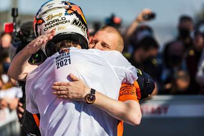 Jubel im Parc Fermé: Der neue Weltmeister mit Teamchef Aki Ajo