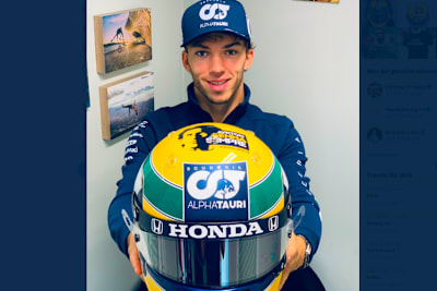 Pierre Gasly mit seinem Helm für Imola