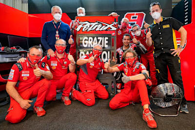 Abschiedsbild: Danilo Petrucci umgeben von seiner Ducati-Crew