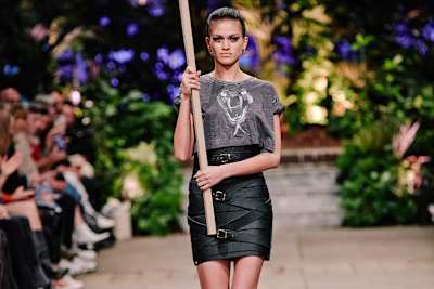 Das Outfit aus Ananasleder wurde erstmals auf der Fashion Week in Berlin im Januar 2020 gezeigt.