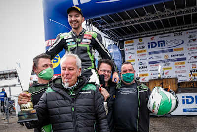 Der neue Meister wird auf Händen getragen