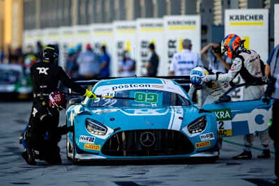 Action mit dem Mercedes-AMG GT3: Maro Engel und Luca Stolz beim Fahrerwechsel 