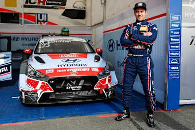 Marcel Schrötter vor dem Hyundai i30 N TCR auf dem Sachsenring