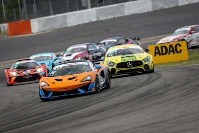 Volle Action in der ADAC GT4 Germany: McLaren 570S GT4 vor Mercedes-AMG GT4