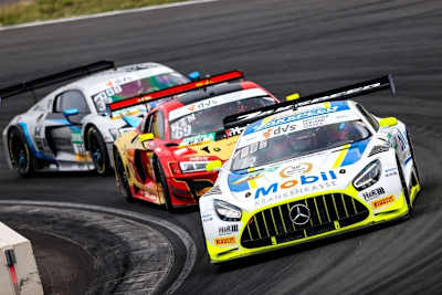 Mercedes-AMG GT3 vor zwei Audi R8 LMS aus dem ADAC GT Masters
