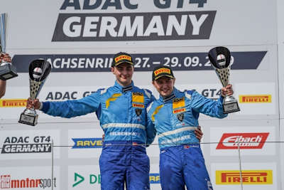 Mads Siljehaug (re.) gewann 2019 den Titel in der ADAC GT4 Germany zusammen mit Eike Angermayr