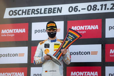 Tim Zimmermann auf dem Podium im ADAC GT Masters