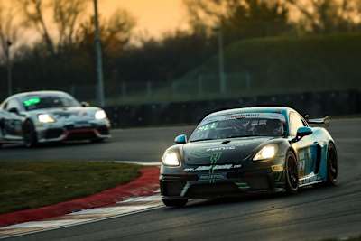 Zwei der drei Porsche 718 Cayman GT4 vom Team Allied-Racing