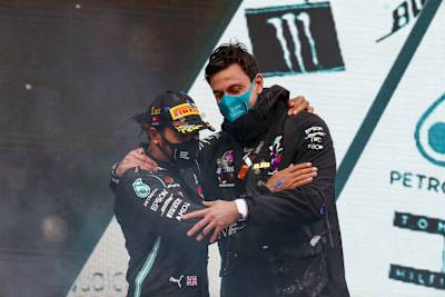 Mercedes-Motorsportdirektor Toto Wolff stieg mit Lewis Hamilton aufs Podest